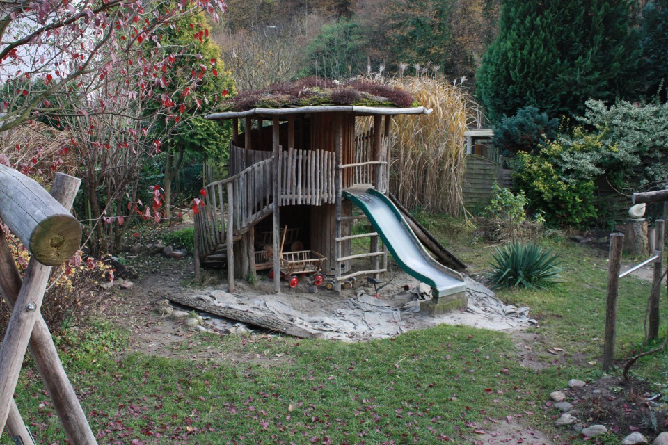 Spielhaus im Herbst